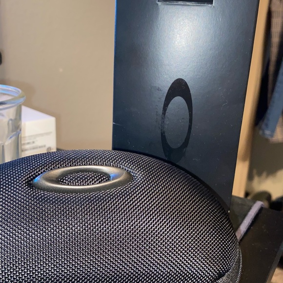 Oakley sun glasses - Picture 2 of 2